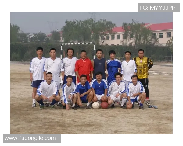 足球明星青春变装之路揭秘从青涩少年到风云球场的华丽蜕变