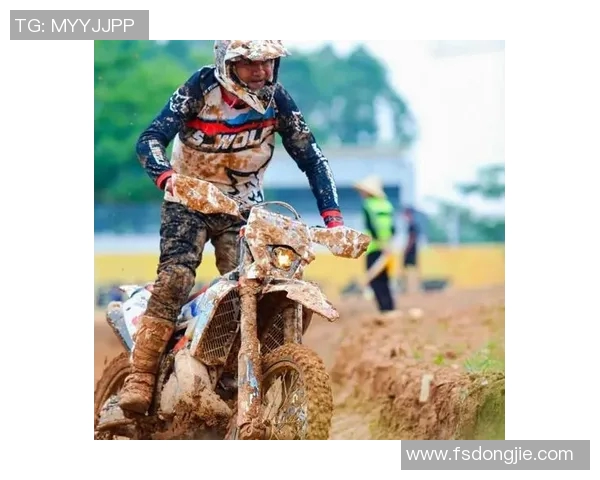 骑摩托的足球明星如何在赛场和公路上展现不一样的风采与激情