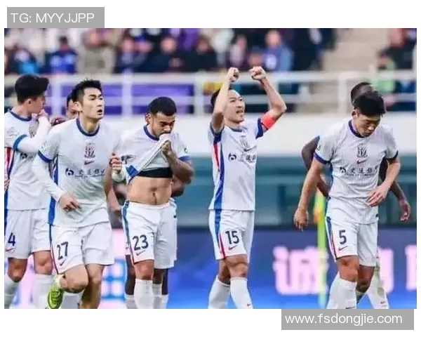 足球明星吴曦驾驶豪车出行引发球迷热议与关注 足球明星吴曦驾驶豪车出行引发球迷热议与关注