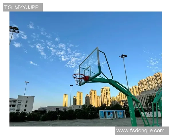 篮球场上的明星背影展现了无与伦比的优雅与力量之美